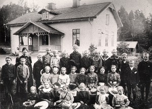 Louise lät bygga skolan åt barnen på godset 1887.